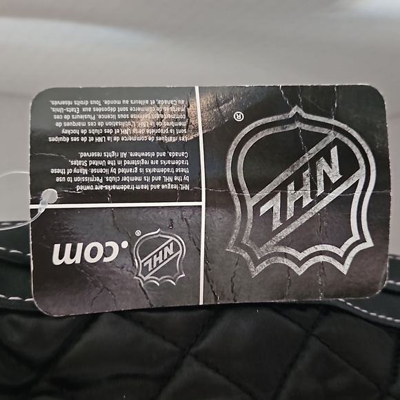 NHL | NWT Women's Black Quilted Rhinestone Logo Sports Fan Bag Vancouver Canucks - Picture 4 of 10